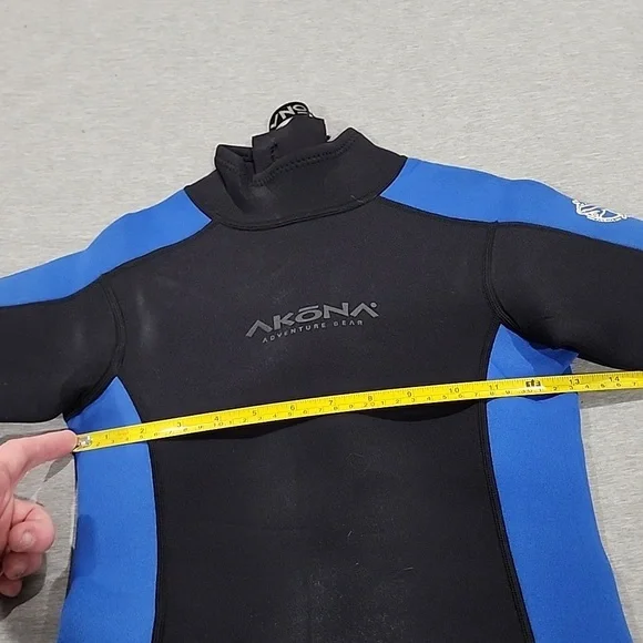 Unisex kids wetsuit excellent condition size M